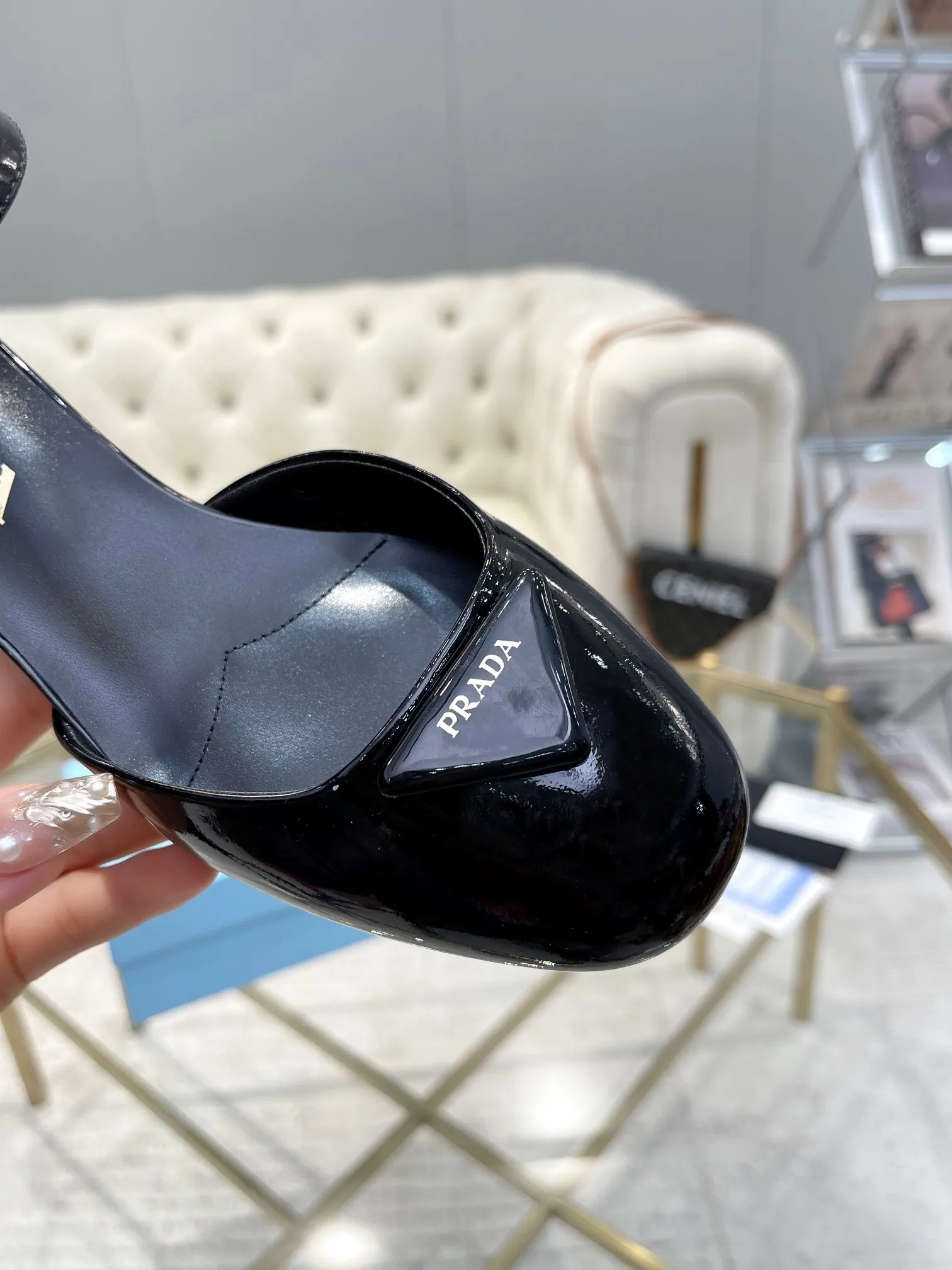 👟👟Ex-factory price 560👟👟 (imitation leather bottom-20) PRADA 👉Ready stock👈Remove the original plate and make a 1:1 replica‼ ️The highest version👌2024Prada early spring catwalk hot style 😘Latest spring style thick heel series (genuine leather sole), (simulated leather sole) goddess must-have super beautiful on the feet 👉The upper is made of imported cow patent leather, soft and textured, lining + foot pads, imported sheepskin lining, breathable and comfortable, reverse molded brand buckle, heel height 4.5M, size 35M-39M (34 40 41 42 Customized (non-returnable and non-exchangeable)